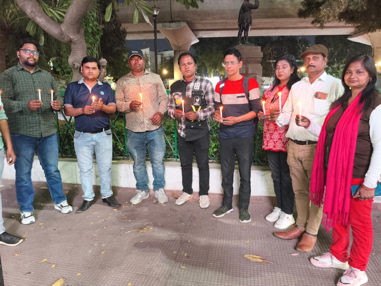 लखनऊ में पत्रकार राघवेन्द्र वाजपेई की हत्या के विरोध में सामाजिक पत्रकार एसोसिएशन व पत्रकारों द्वारा शांतिपूर्वक कैंडल मार्च किया गया