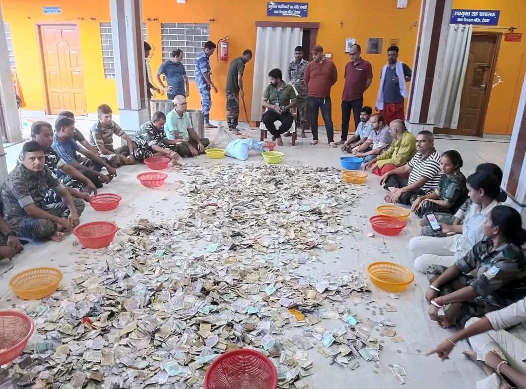 गुरुवार को देवघर के बाबा मंदिर प्रांगण स्थित 18 दानपात्र को मंदिर प्रशासन की देखरेख में खोला गया