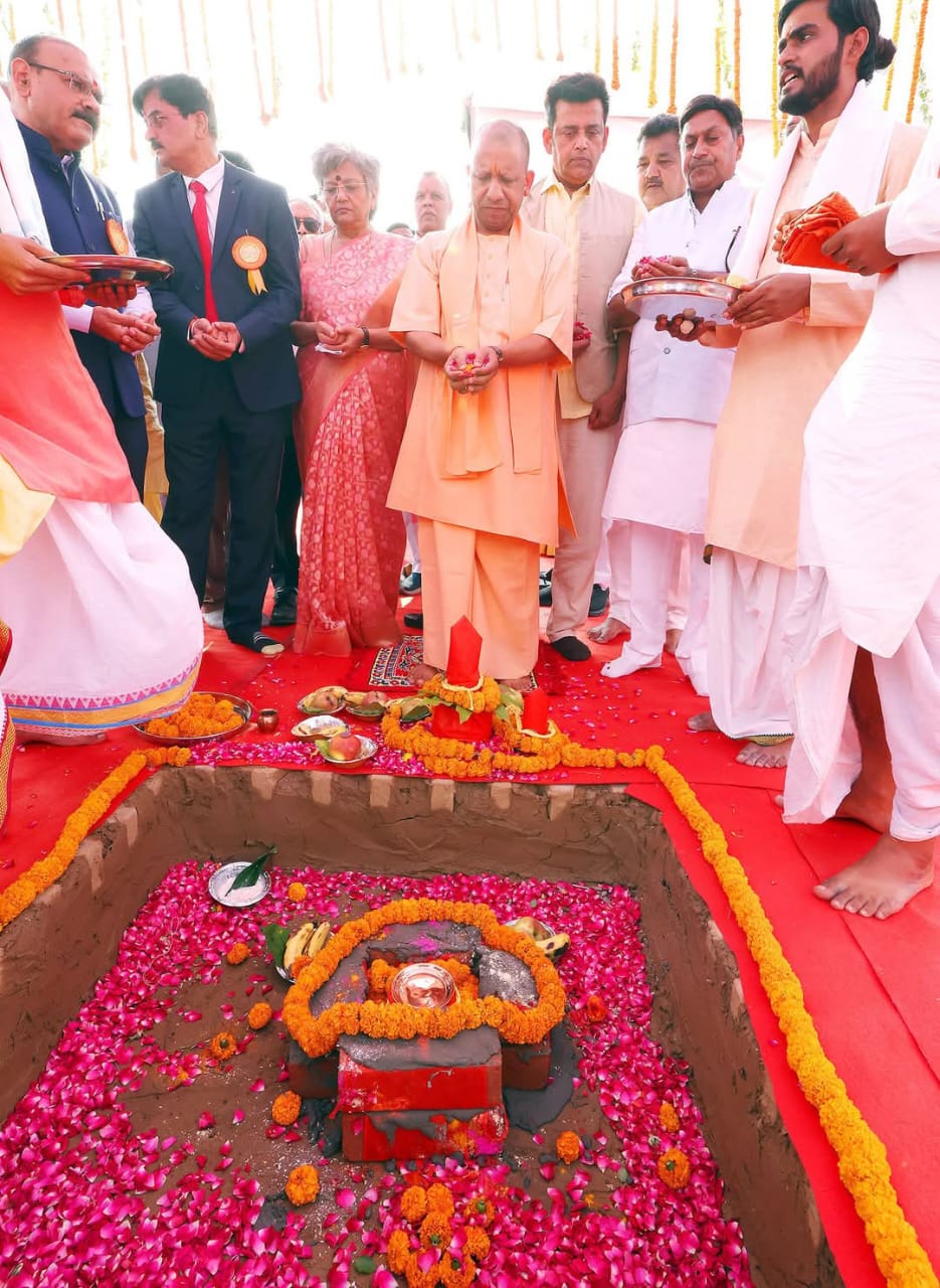 मुख्यमंत्री श्री योगी आदित्यनाथ जी  ने गोरखपुर में 'पावरग्रिड विश्राम सदन' का भूमि पूजन एवं शिलान्यास किया।*