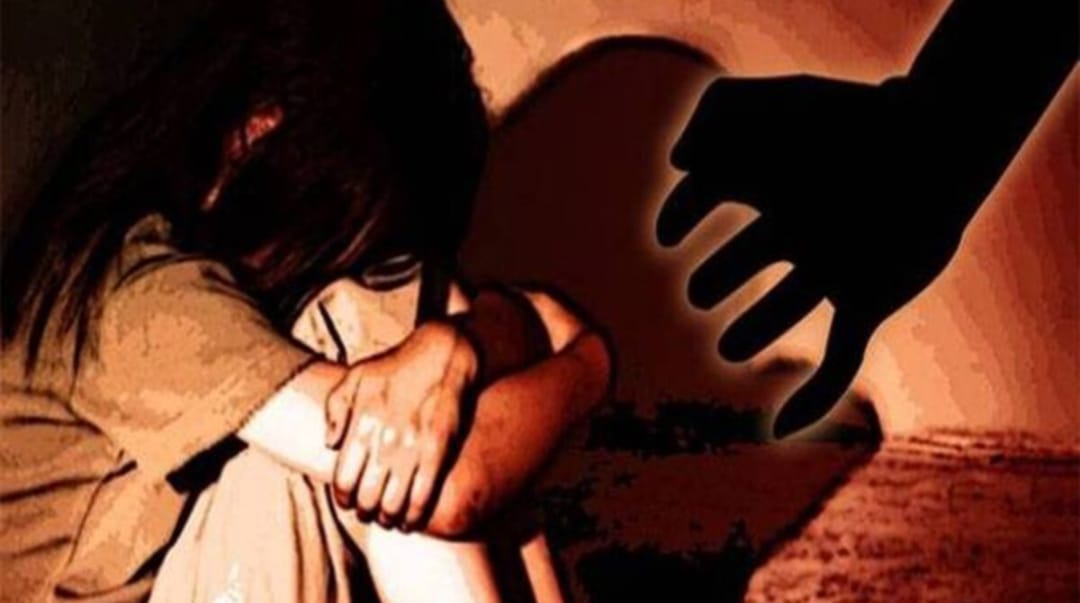 रिश्ते हुए शर्मशार, छोटी बहन को अकेला देख चचेरे भाई ने खेत में ले जाकर मुंह दबाकर किया दुष्कर्म, 3 नाबालिग शामिल