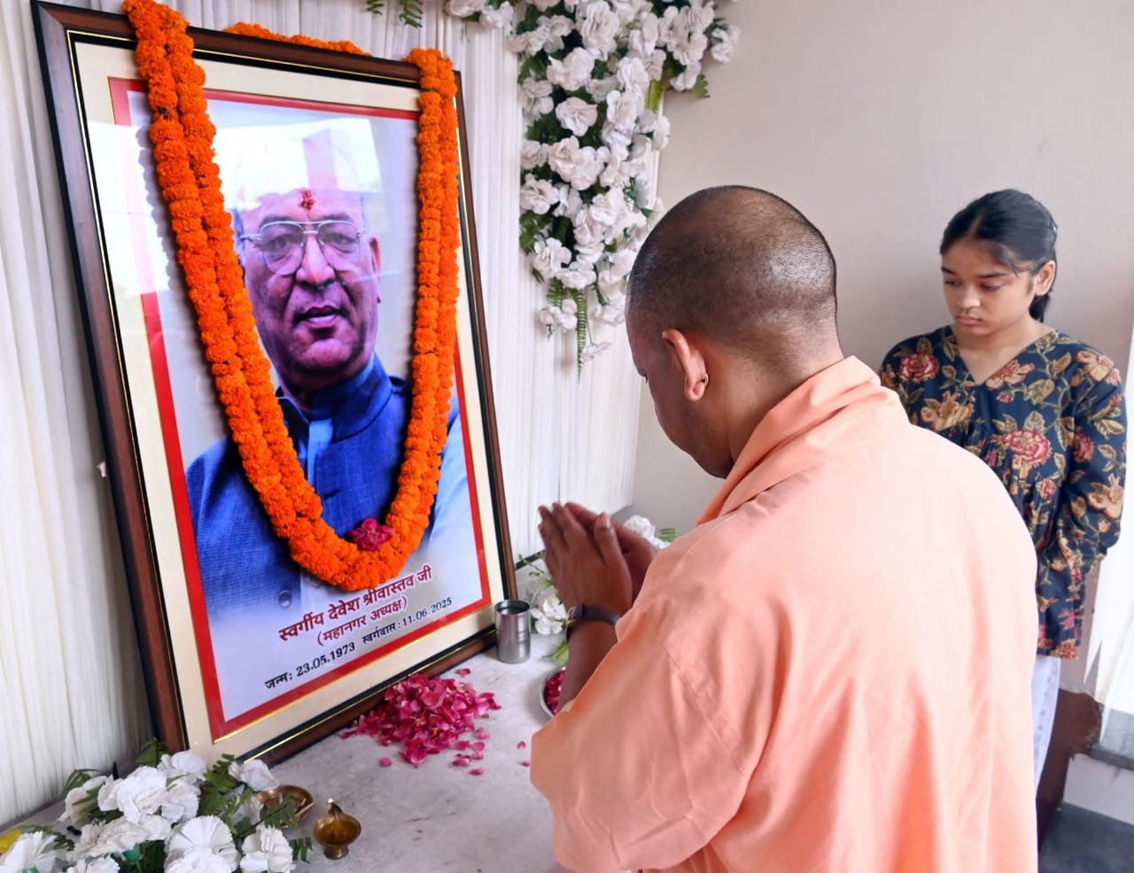 मा० मुख्यमंत्री श्री योगी आदित्यनाथ जी ने स्व०देवेश श्रीवास्तव एवं स्व०जितेंद्र सिंह 'गुड्डू' को दी श्रद्धांजलि