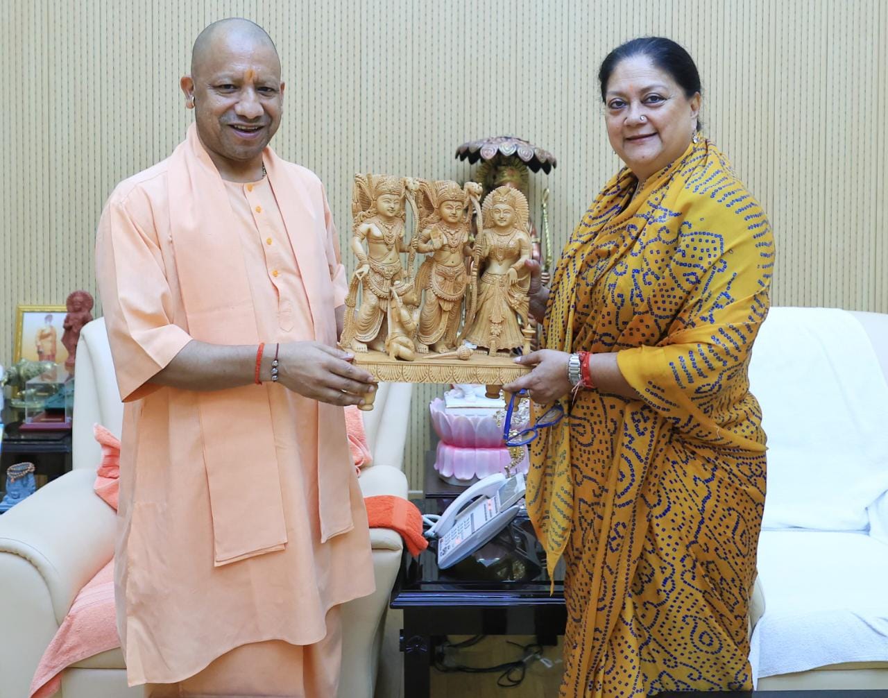 मुख्यमंत्री योगी आदित्यनाथ जी से रविवार को उनके सरकारी आवास में राजस्थान की पूर्व मुख्यमंत्री वसुन्धरा राजे सिंधिया जी ने शिष्टाचार भेंट की।