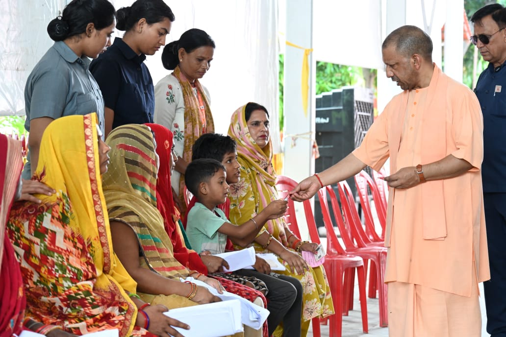 गोरखपुर में गोरखनाथ मंदिर में  जनता दर्शन