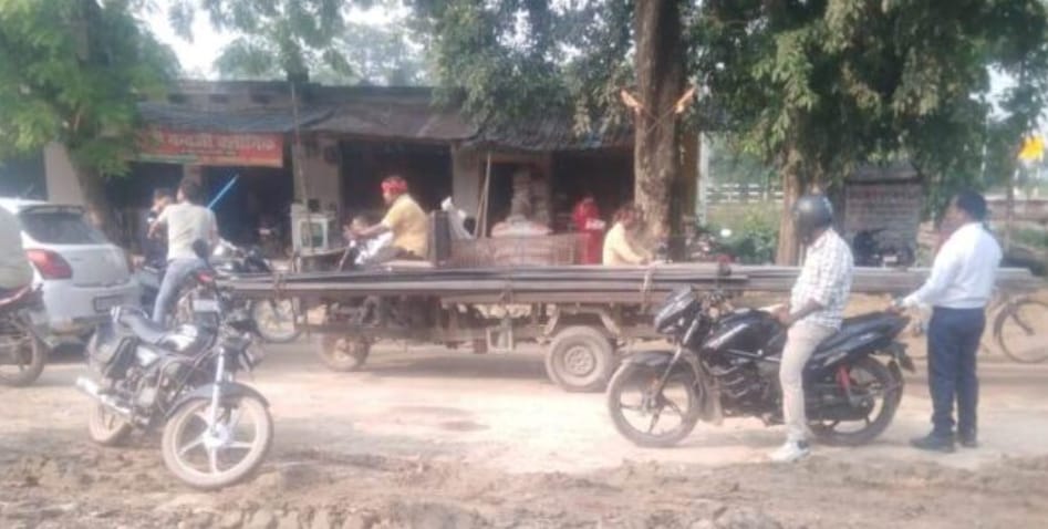 जुगाड़ गाड़ियों का आतंक, लोहे की सरिया से लदी बिना रजिस्ट्रेशन गाड़िया बन रही हादसे का सबब