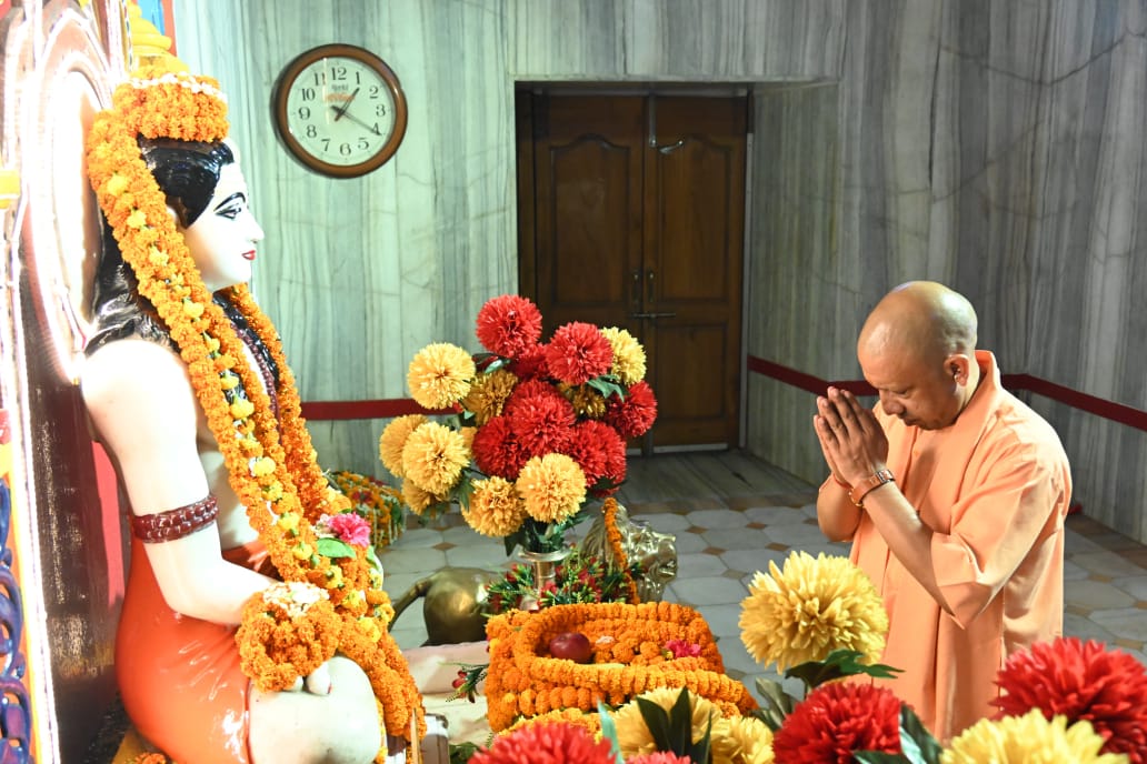 मुख्यमंत्री योगी आदित्यनाथ पहुंचे गोरखनाथ मंदिर, लिया गुरु गोरखनाथ और अवैद्यनाथ जी का आशीर्वाद