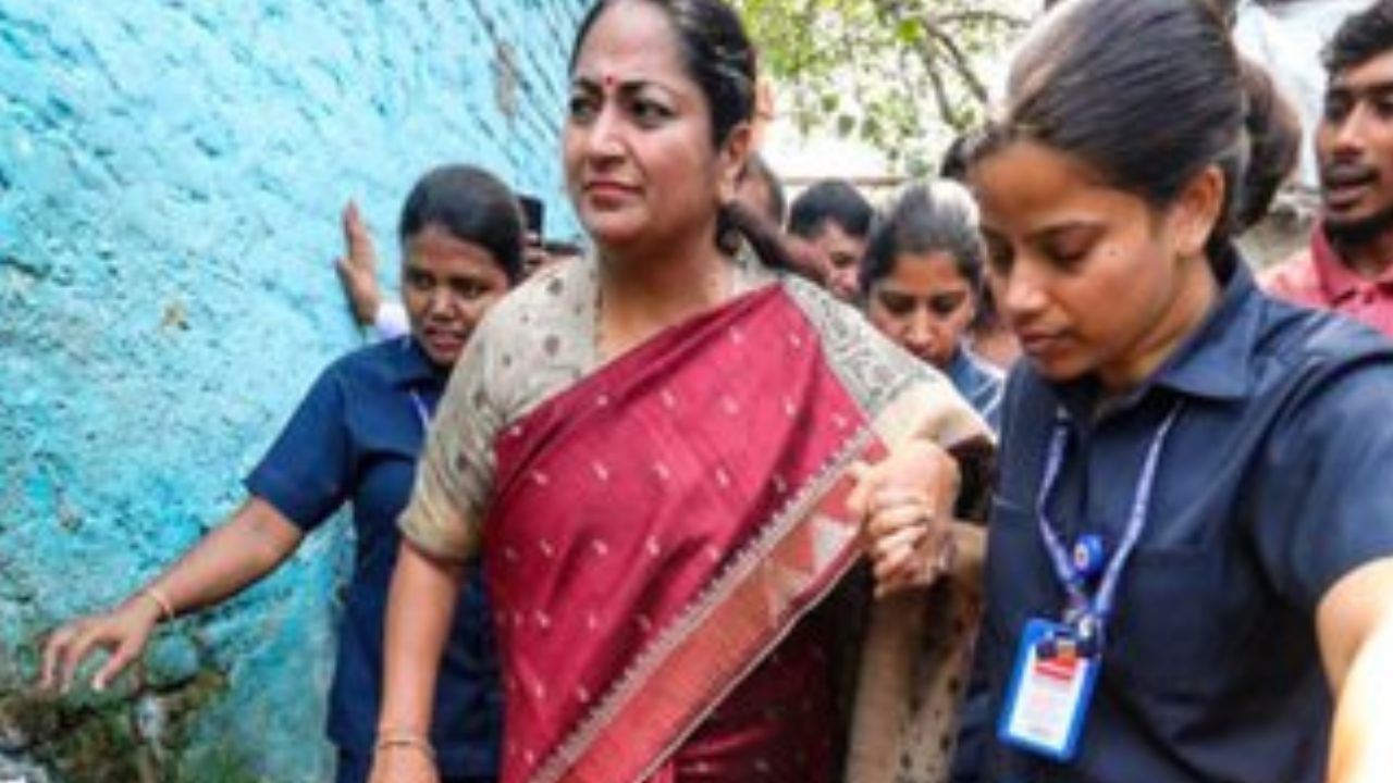 दिल्ली में सुरक्षा पर सवाल – CM रेखा गुप्ता को युवक ने मारा थप्पड़