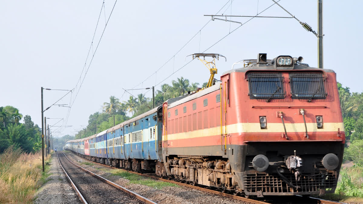 गोरखपुर-लखनऊ रूट पर मेगा ब्लॉक: 15 ट्रेनें रद्द, 31 का बदला जाएगा मार्ग