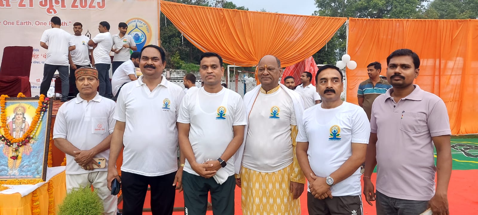 11वां अंतरराष्ट्रीय योग दिवस: गाजीपुर के नेहरू स्टेडियम में उमड़ा जनसैलाब, बारिश में भी डटे रहे योग साधक