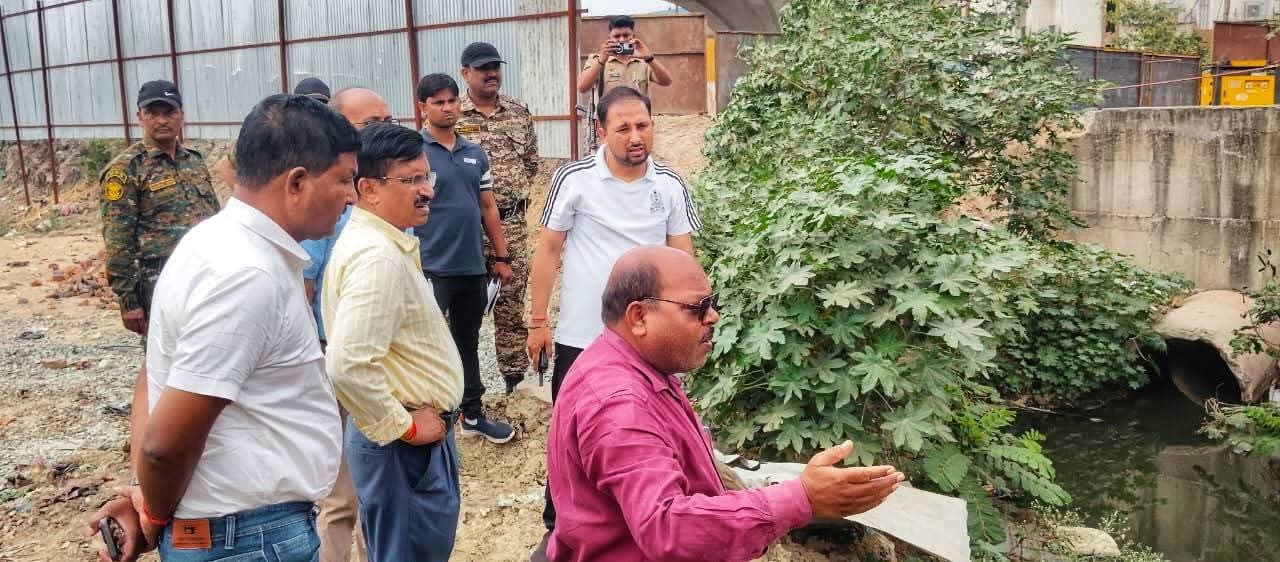 नगर आयुक्त व महापौर ने किया बरसात पूर्व तैयारियों का संयुक्त निरीक्षण